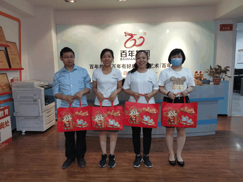 百年集團為員工子女發(fā)放“六一”禮物，祝愿所有的孩子兒童節(jié)快樂！